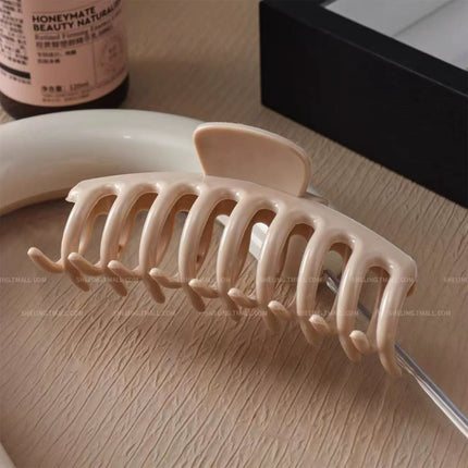 https://cdn.shopify.com/s/files/1/0742/1198/3559/files/soft-silicone-shark-hair-claw-clip-non-slip-break-resistant-grip-for-women-durable-comfortable-for-daily-wear-sports-6101830.jpg?v=1766952611