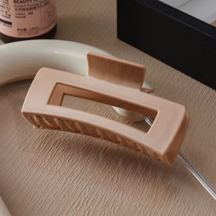 https://cdn.shopify.com/s/files/1/0742/1198/3559/files/soft-silicone-shark-hair-claw-clip-non-slip-break-resistant-grip-for-women-durable-comfortable-for-daily-wear-sports-6463265.jpg?v=1766952611